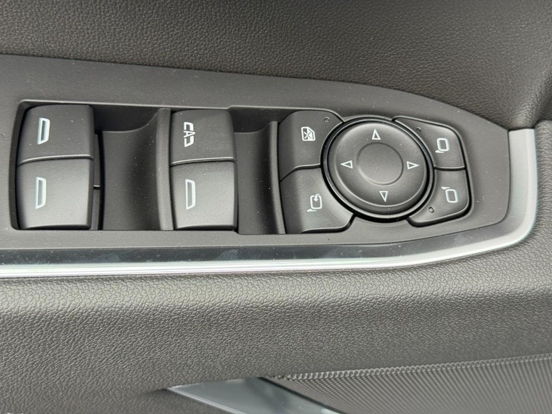 Chevrolet Silverado 2500HD Vehicle Full-screen Gallery Image 11