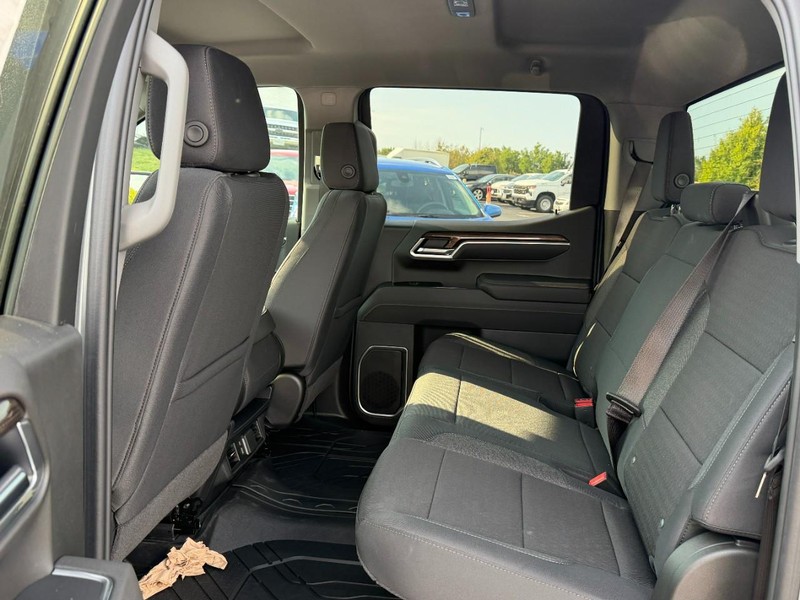 Chevrolet Silverado 1500 Vehicle Full-screen Gallery Image 4