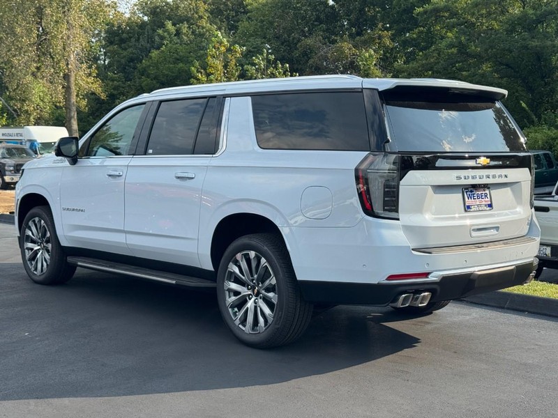 Chevrolet Suburban Vehicle Full-screen Gallery Image 3