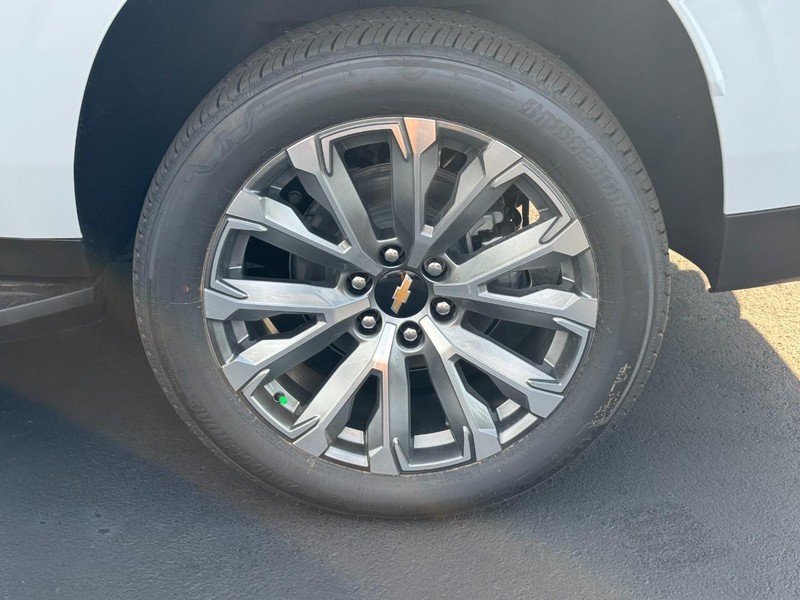 Chevrolet Suburban Vehicle Full-screen Gallery Image 4