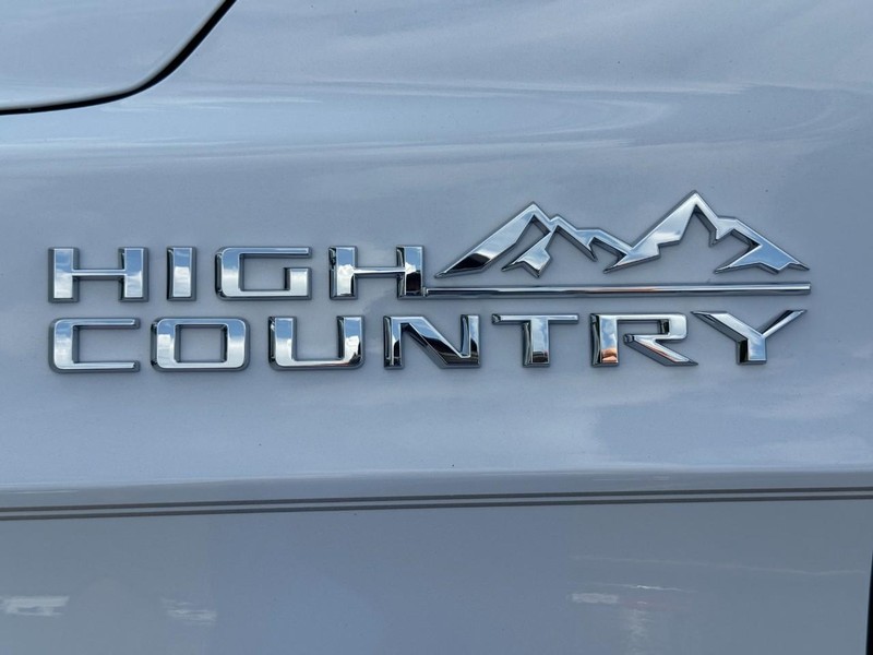 Chevrolet Suburban Vehicle Full-screen Gallery Image 5