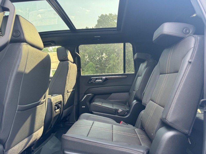 Chevrolet Suburban Vehicle Full-screen Gallery Image 6