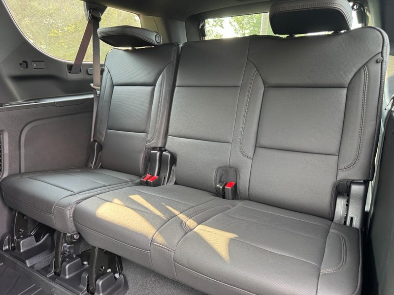 Chevrolet Suburban Vehicle Full-screen Gallery Image 7