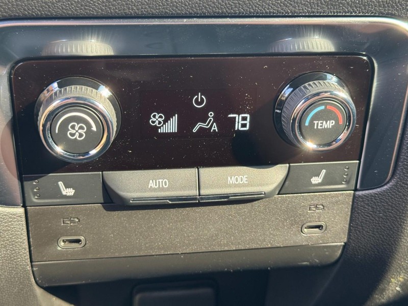 Chevrolet Suburban Vehicle Full-screen Gallery Image 8