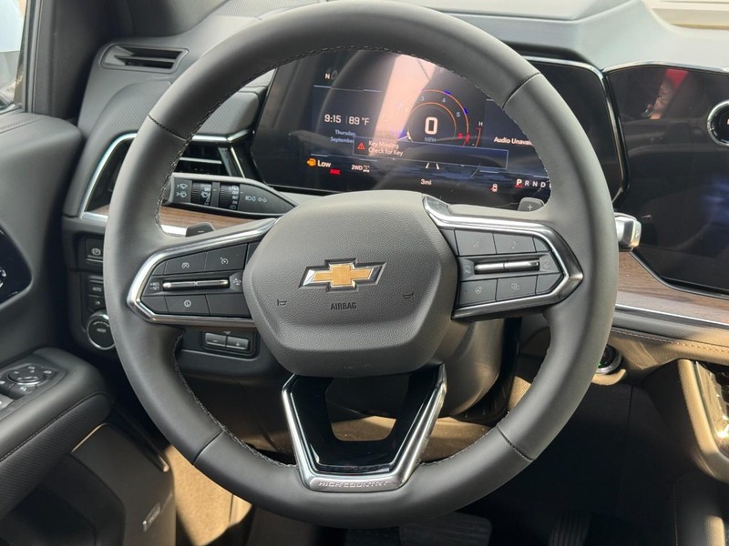 Chevrolet Suburban Vehicle Full-screen Gallery Image 10