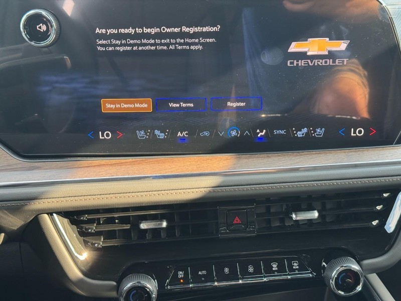 Chevrolet Suburban Vehicle Full-screen Gallery Image 11