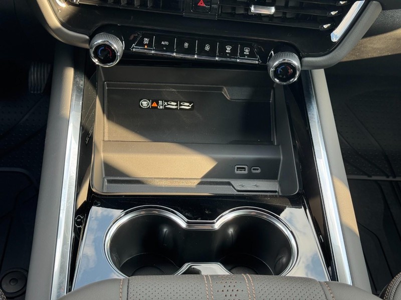 Chevrolet Suburban Vehicle Full-screen Gallery Image 12