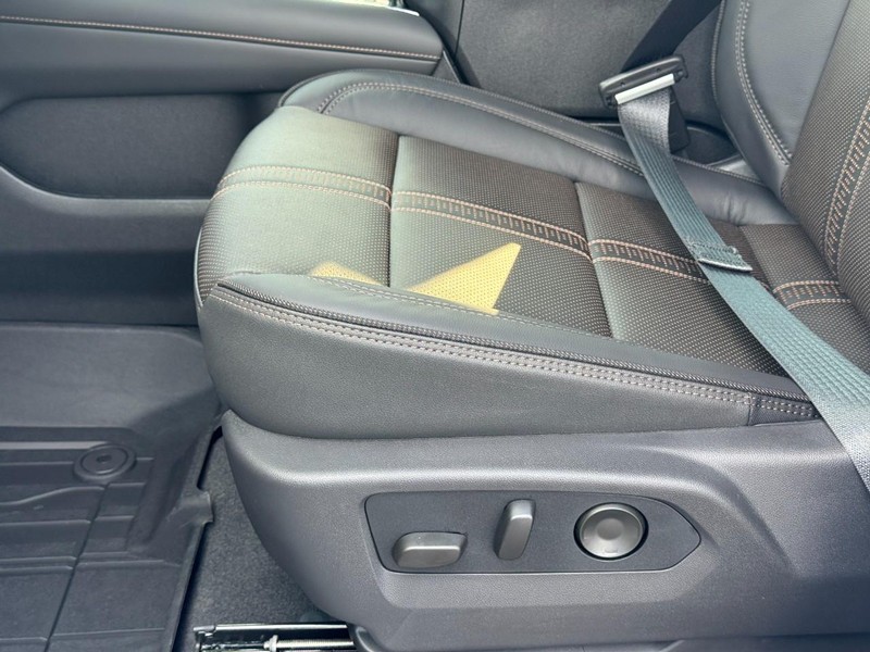 Chevrolet Suburban Vehicle Full-screen Gallery Image 13