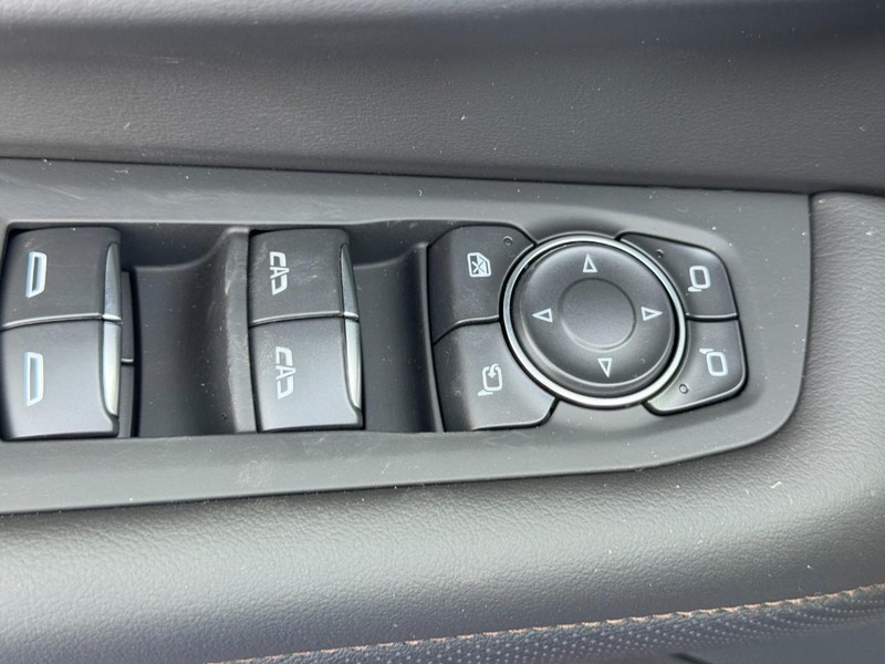 Chevrolet Suburban Vehicle Full-screen Gallery Image 14
