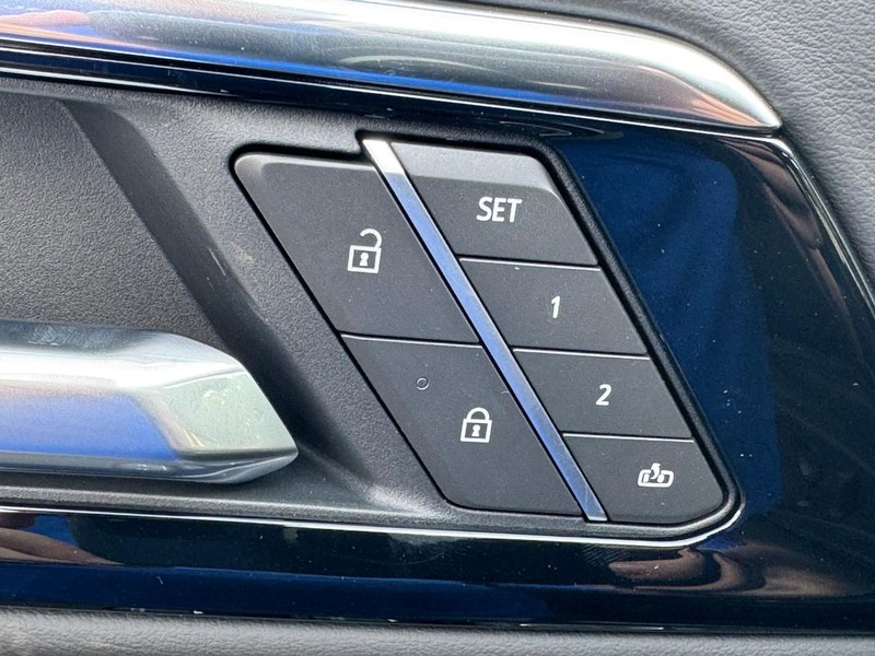 Chevrolet Suburban Vehicle Full-screen Gallery Image 15