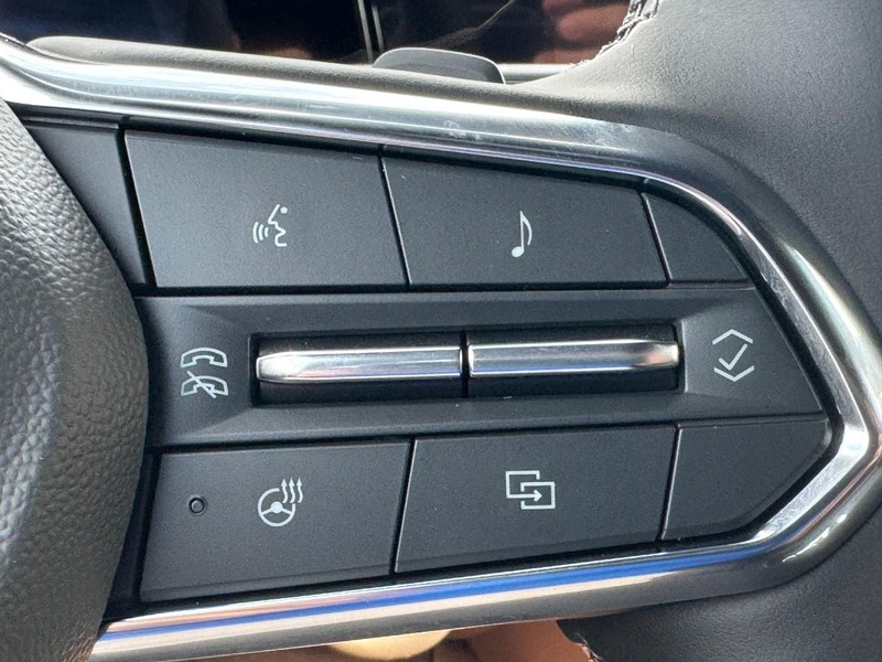 Chevrolet Suburban Vehicle Full-screen Gallery Image 17