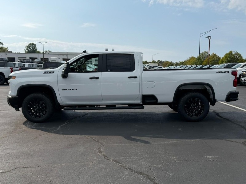Chevrolet Silverado 2500HD Vehicle Full-screen Gallery Image 2