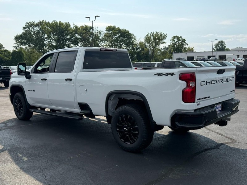 Chevrolet Silverado 2500HD Vehicle Full-screen Gallery Image 3