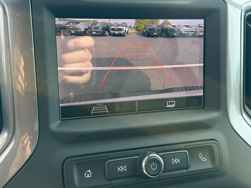 Chevrolet Silverado 2500HD Vehicle Full-screen Gallery Image 12