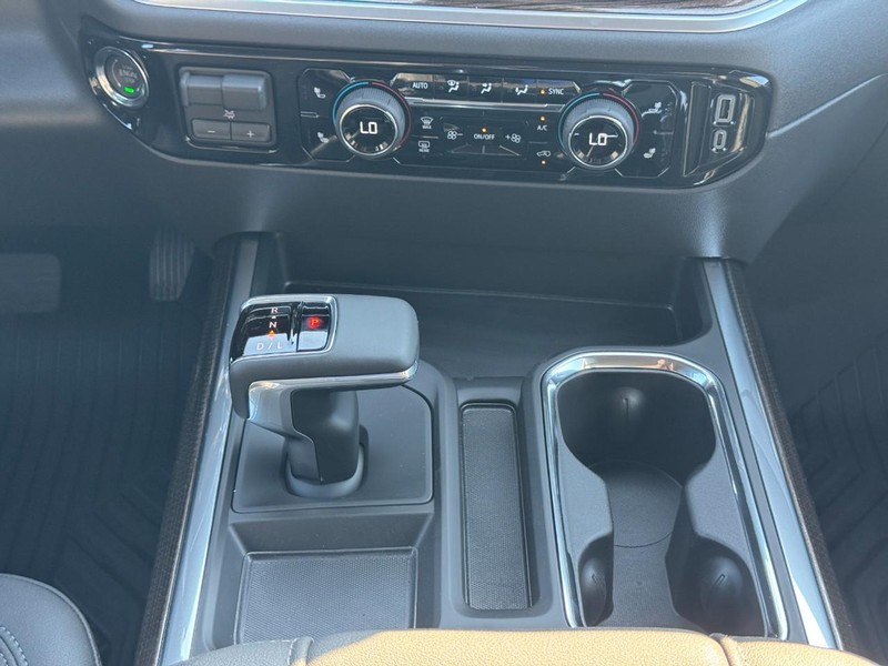 Chevrolet Silverado 1500 Vehicle Full-screen Gallery Image 10