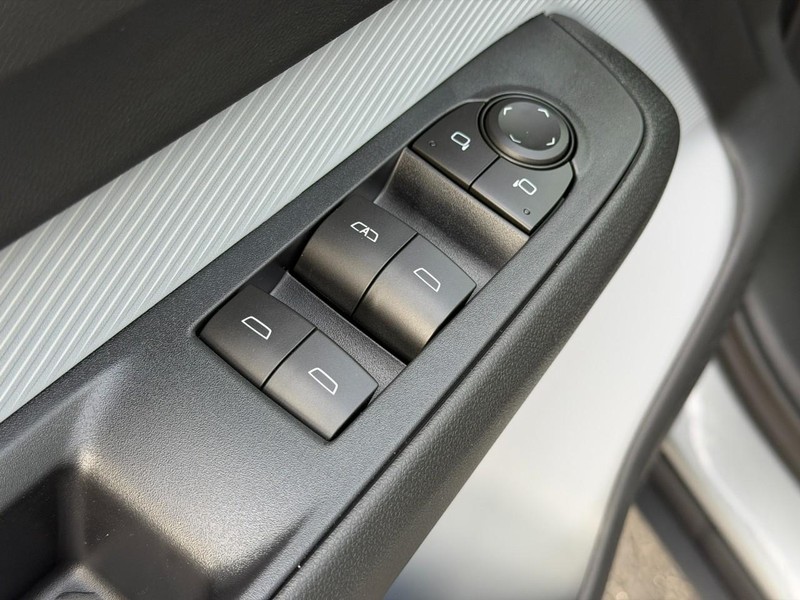 Chevrolet Bolt Vehicle Full-screen Gallery Image 9
