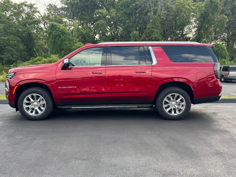 Chevrolet Suburban Vehicle Full-screen Gallery Image 2