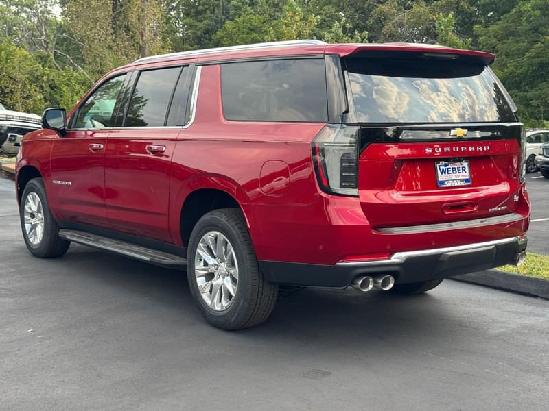 Chevrolet Suburban Vehicle Full-screen Gallery Image 3