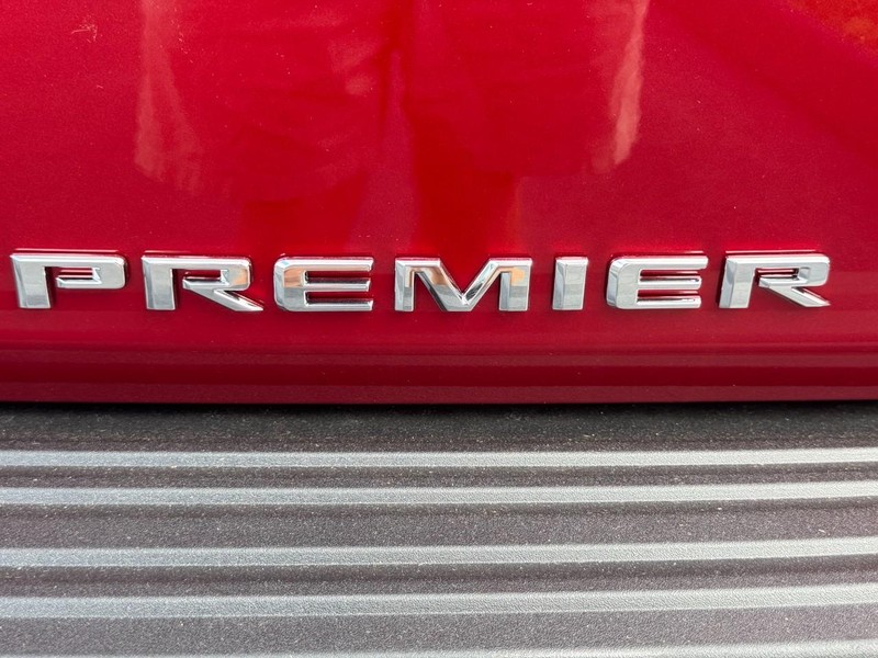Chevrolet Suburban Vehicle Full-screen Gallery Image 4