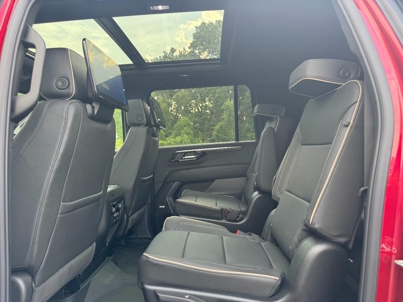 Chevrolet Suburban Vehicle Full-screen Gallery Image 6