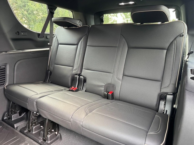 Chevrolet Suburban Vehicle Full-screen Gallery Image 7