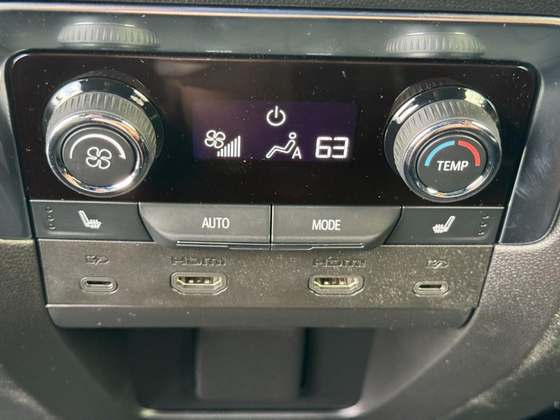 Chevrolet Suburban Vehicle Full-screen Gallery Image 8