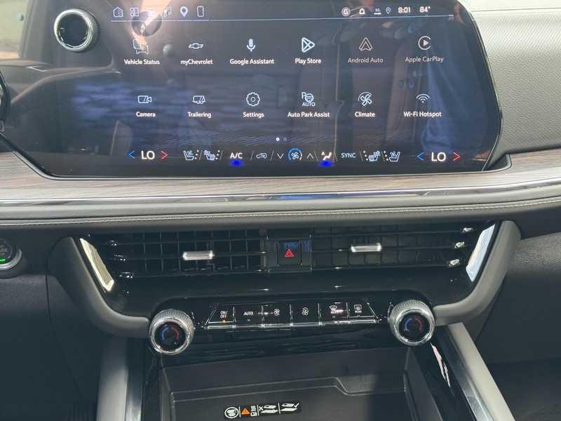 Chevrolet Suburban Vehicle Full-screen Gallery Image 11