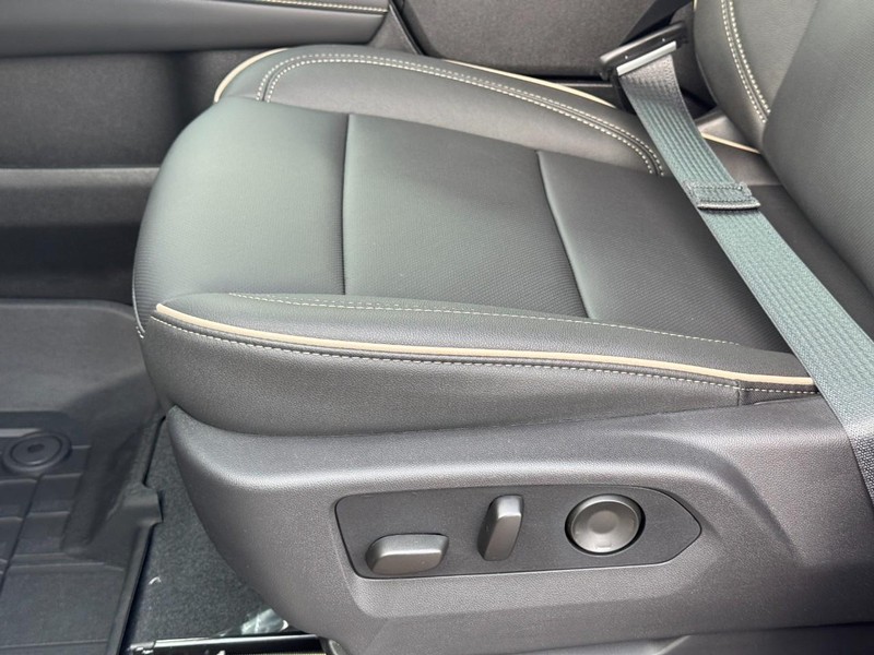 Chevrolet Suburban Vehicle Full-screen Gallery Image 13