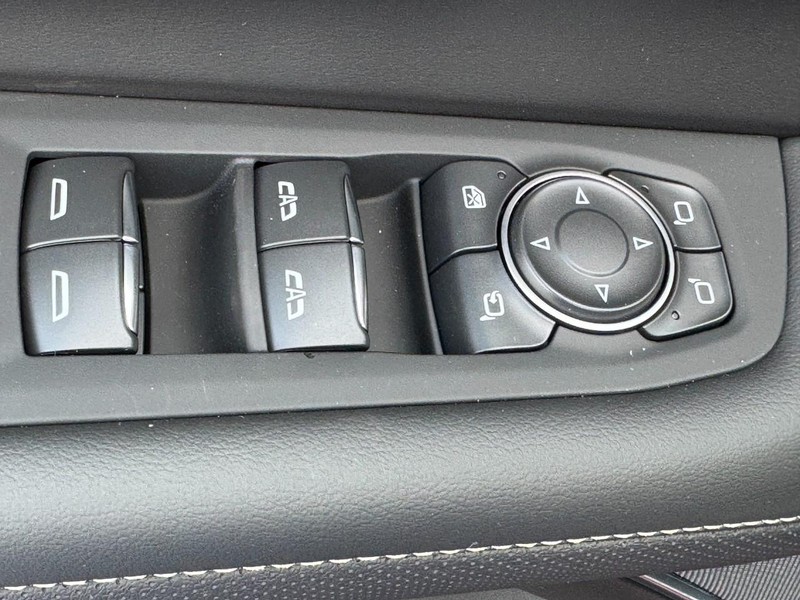 Chevrolet Suburban Vehicle Full-screen Gallery Image 14