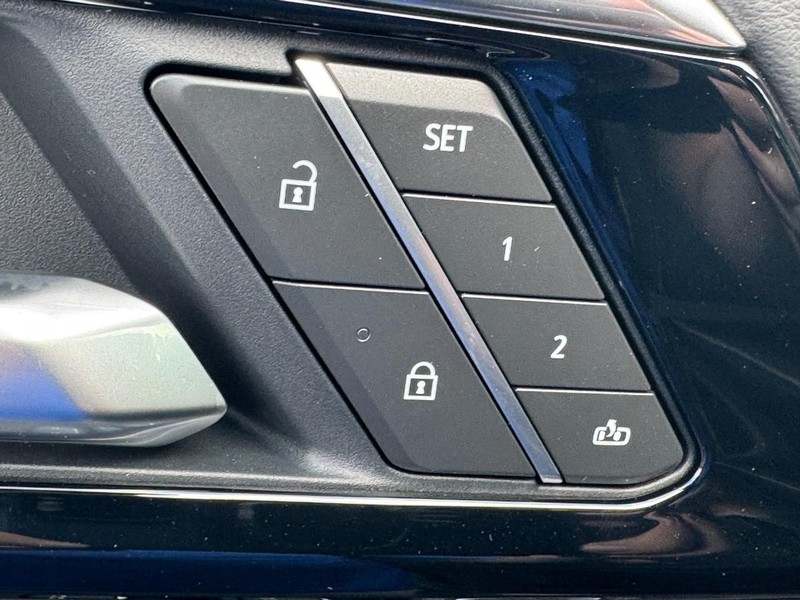 Chevrolet Suburban Vehicle Full-screen Gallery Image 15