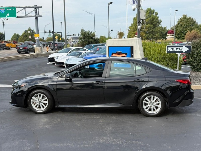 Toyota Camry Vehicle Full-screen Gallery Image 2