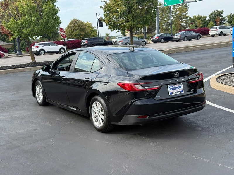 Toyota Camry Vehicle Full-screen Gallery Image 3