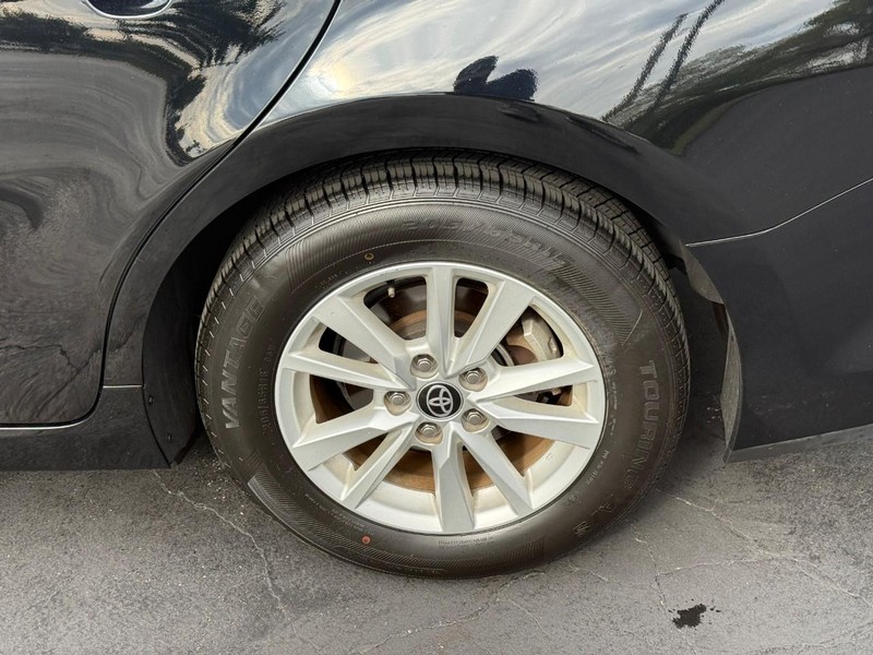 Toyota Camry Vehicle Full-screen Gallery Image 4