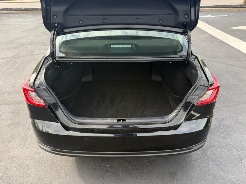 Toyota Camry Vehicle Full-screen Gallery Image 5
