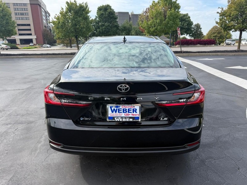 Toyota Camry Vehicle Full-screen Gallery Image 6