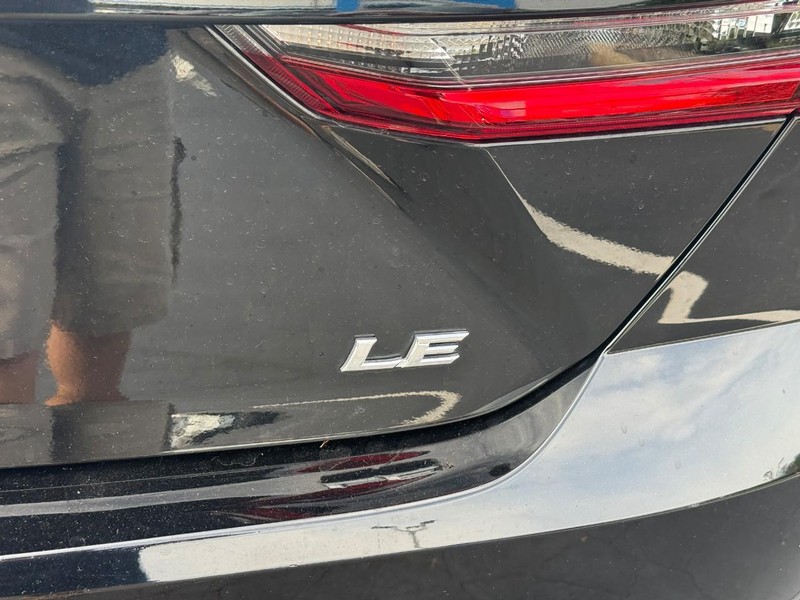 Toyota Camry Vehicle Full-screen Gallery Image 7