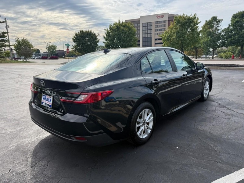 Toyota Camry Vehicle Full-screen Gallery Image 8