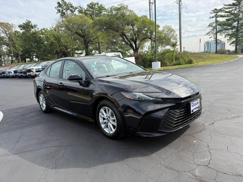 Toyota Camry Vehicle Full-screen Gallery Image 9