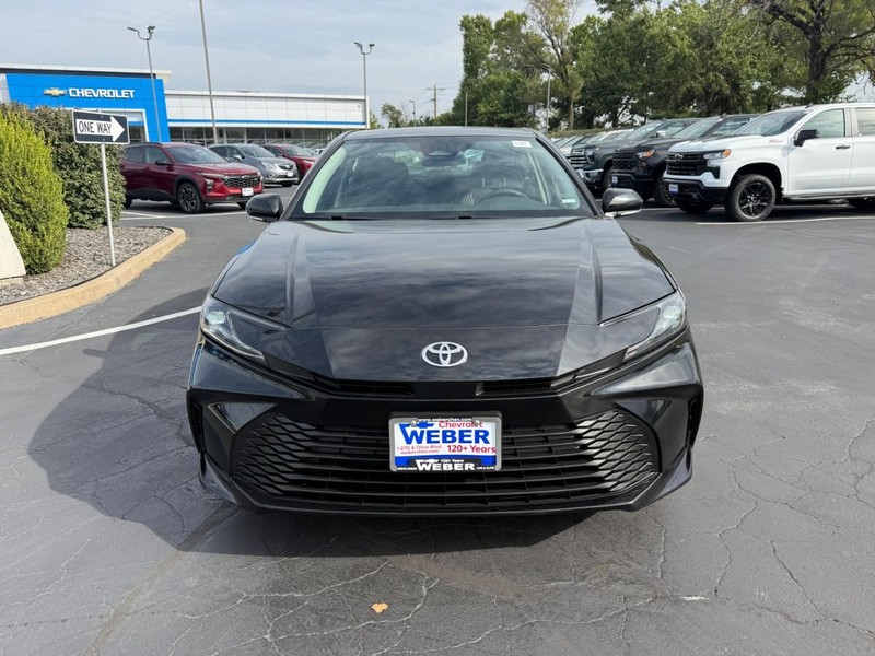 Toyota Camry Vehicle Full-screen Gallery Image 10