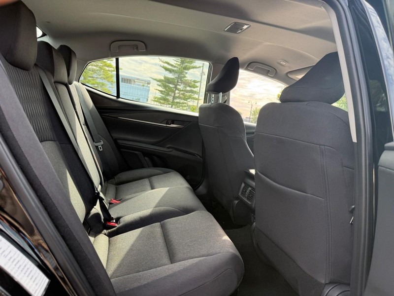 Toyota Camry Vehicle Full-screen Gallery Image 11