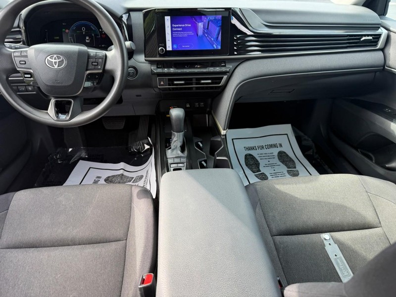 Toyota Camry Vehicle Full-screen Gallery Image 12