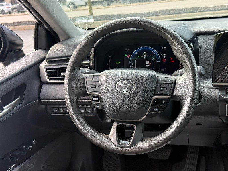 Toyota Camry Vehicle Full-screen Gallery Image 13