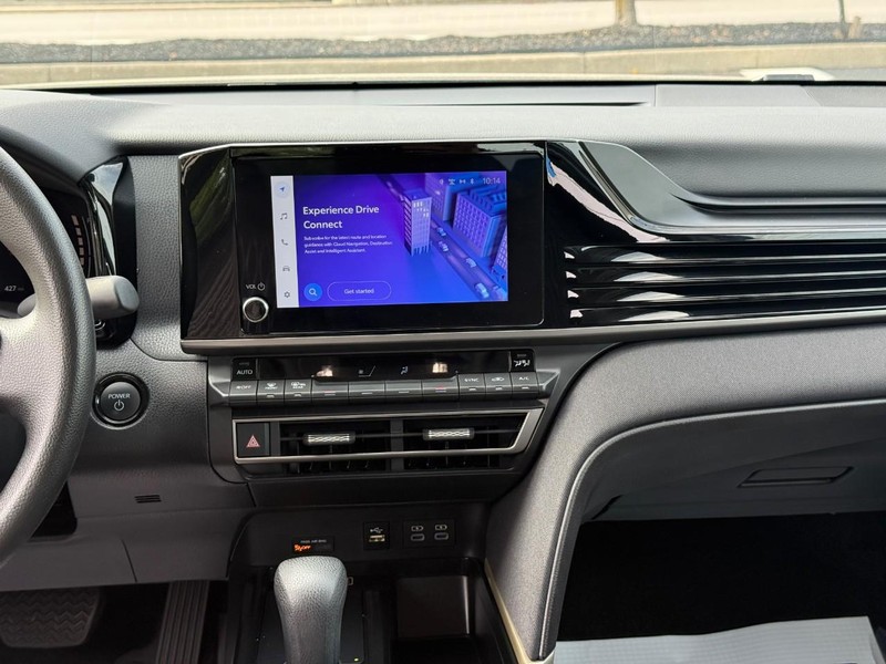 Toyota Camry Vehicle Full-screen Gallery Image 14