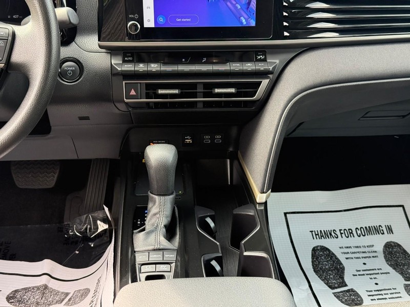 Toyota Camry Vehicle Full-screen Gallery Image 15