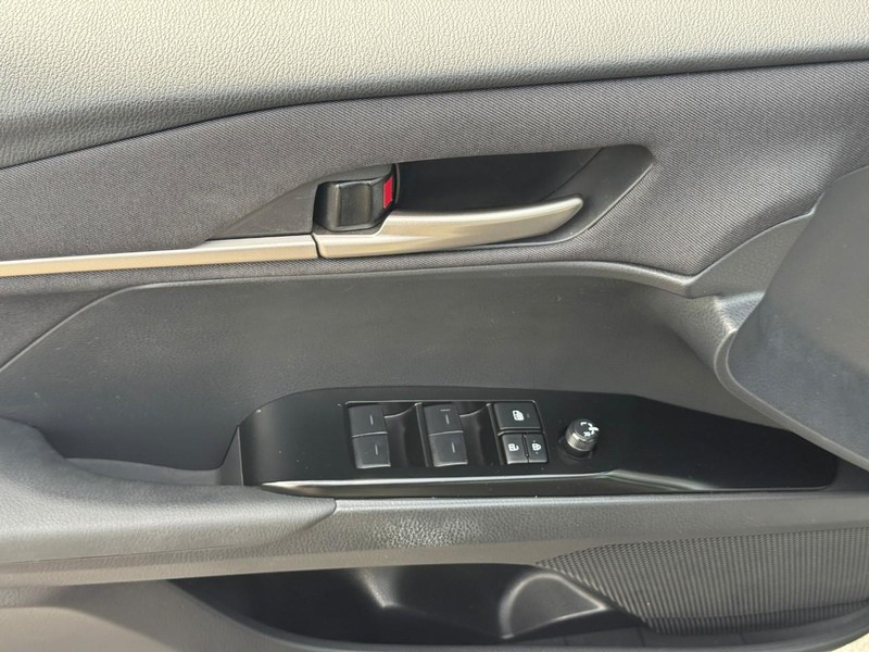 Toyota Camry Vehicle Full-screen Gallery Image 16