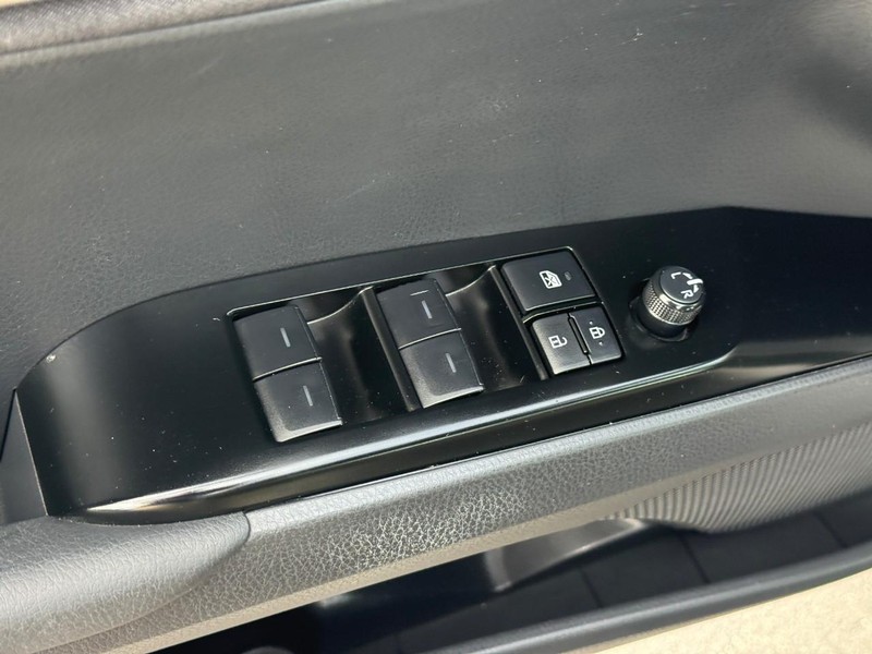 Toyota Camry Vehicle Full-screen Gallery Image 17