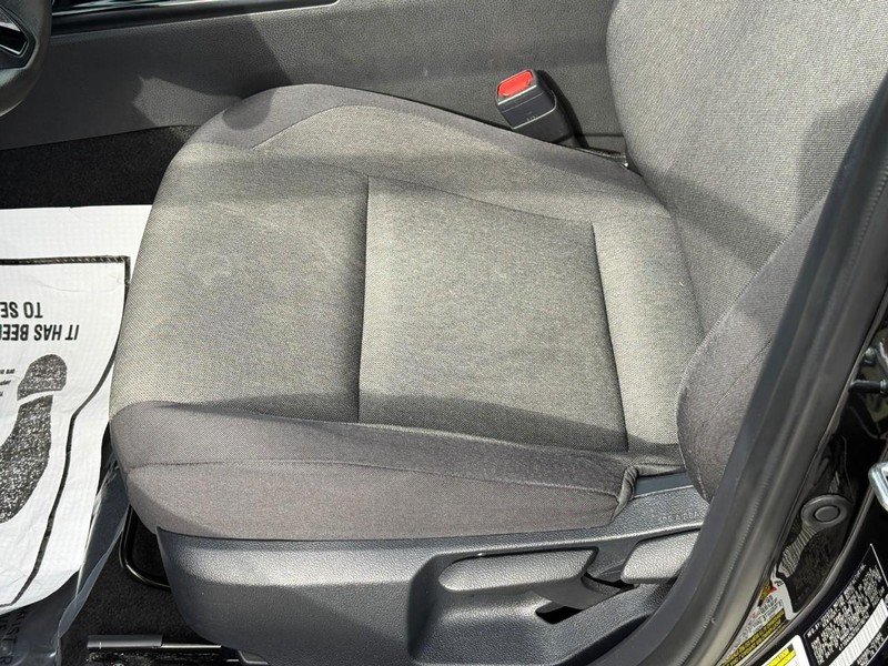 Toyota Camry Vehicle Full-screen Gallery Image 18