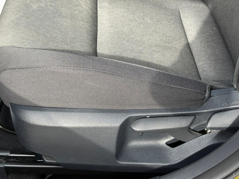 Toyota Camry Vehicle Full-screen Gallery Image 19