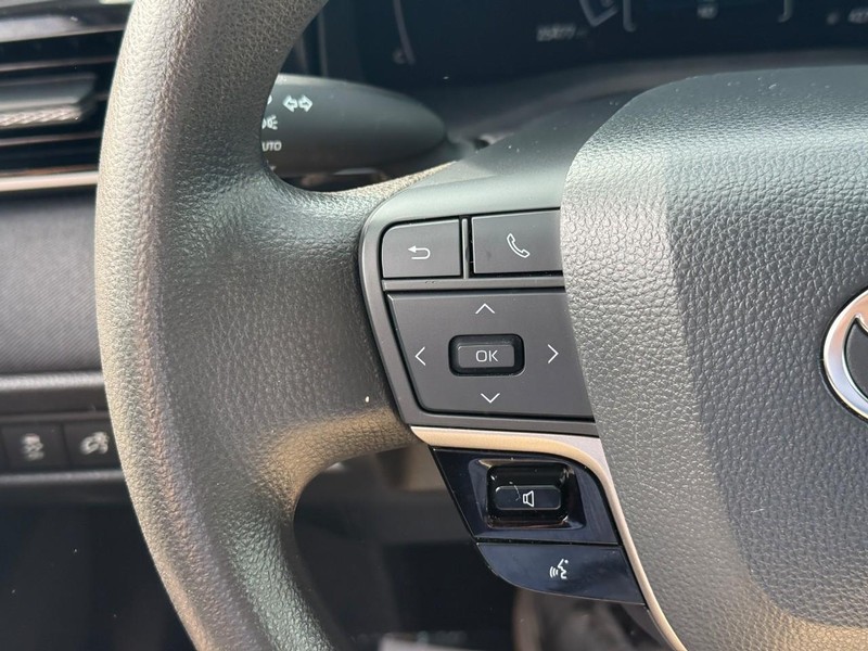 Toyota Camry Vehicle Full-screen Gallery Image 20