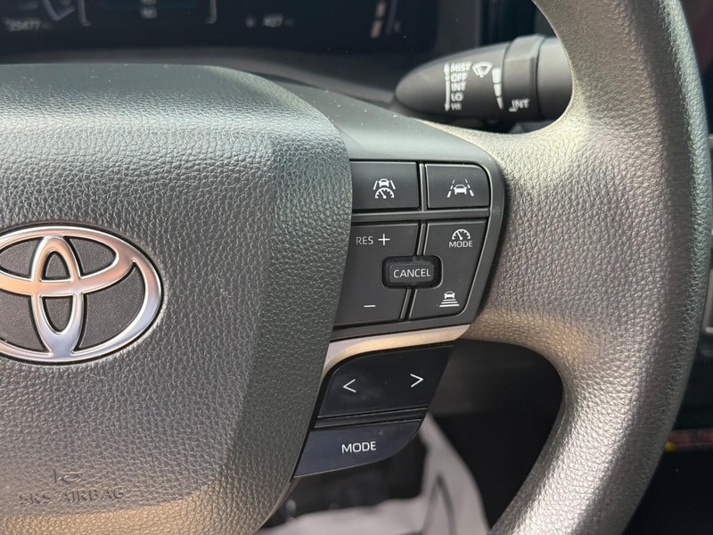 Toyota Camry Vehicle Full-screen Gallery Image 21